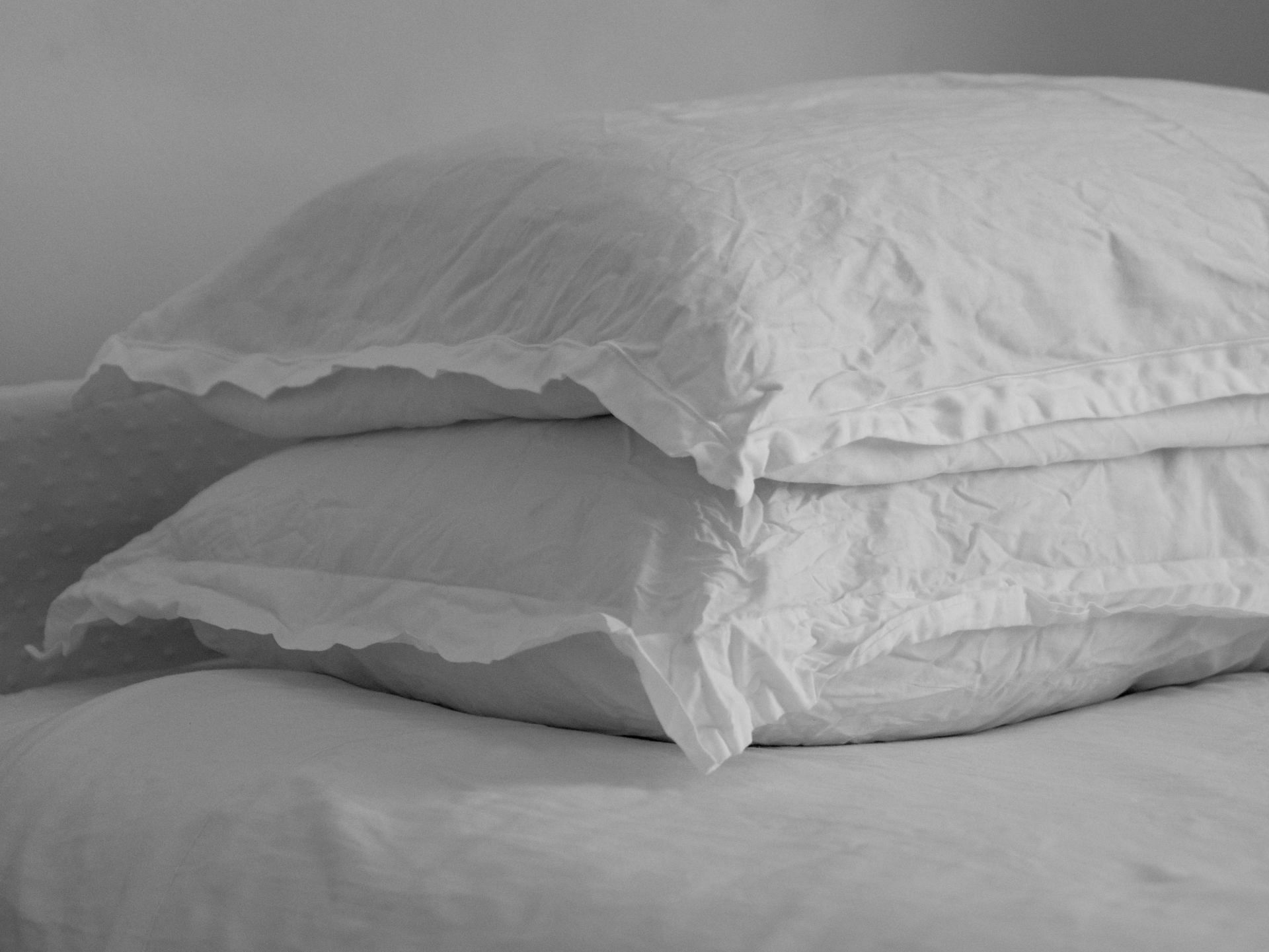 Start slowly to get into the habit of sleeping without a pillow. (Image via Unsplash/The Blowup)